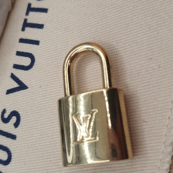 Auth 💜Louis Vuitton #320 lock& key 🔐W/ NEW Bling fashion bag charm. - Picture 4 of 7